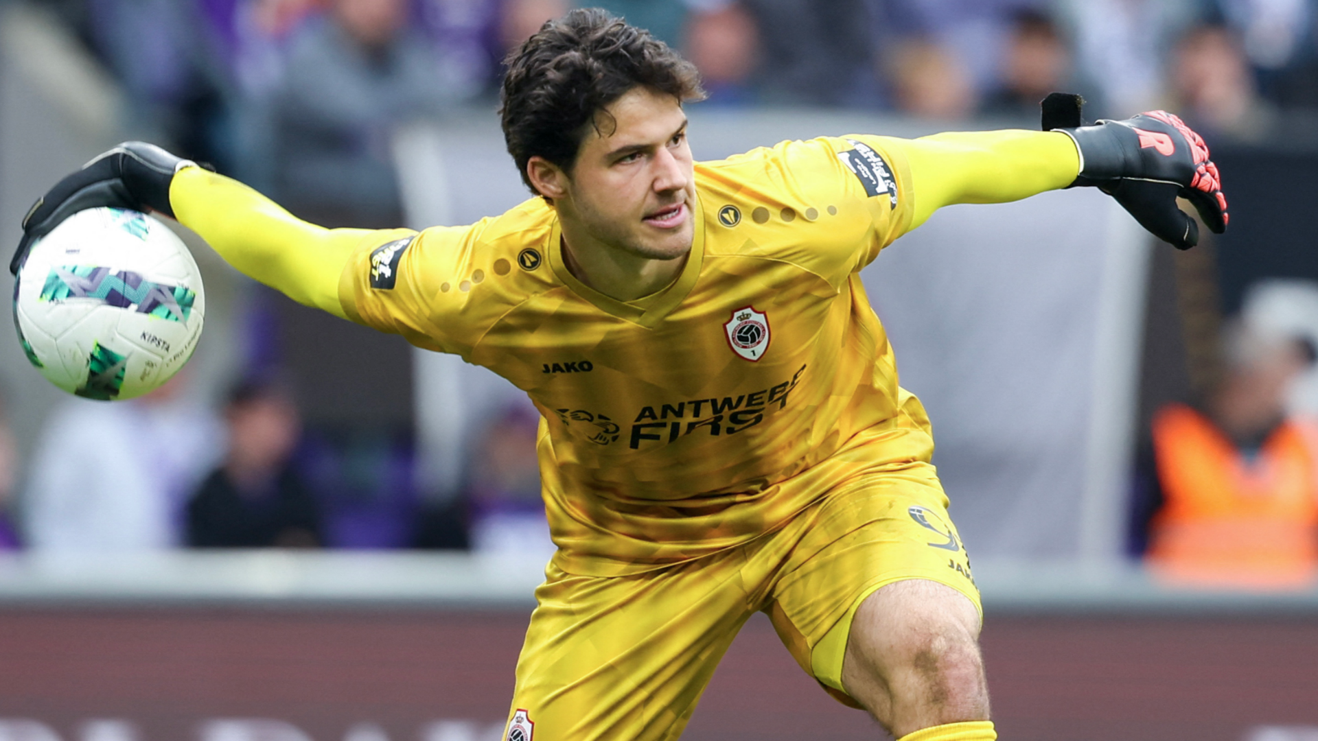 Man Utd's next goalkeeper? Transfer target talks up Old Trafford move despite ongoing Emi Martinez links