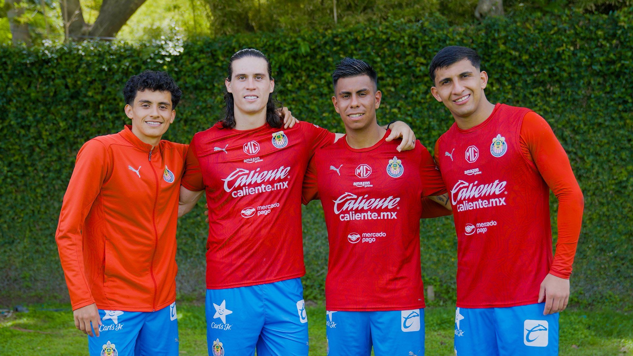 Efraín Álvarez becomes first Chivas player since Alexis Vega to wear No. 10 jersey; USMNT's Cade Cowell also switches numbers