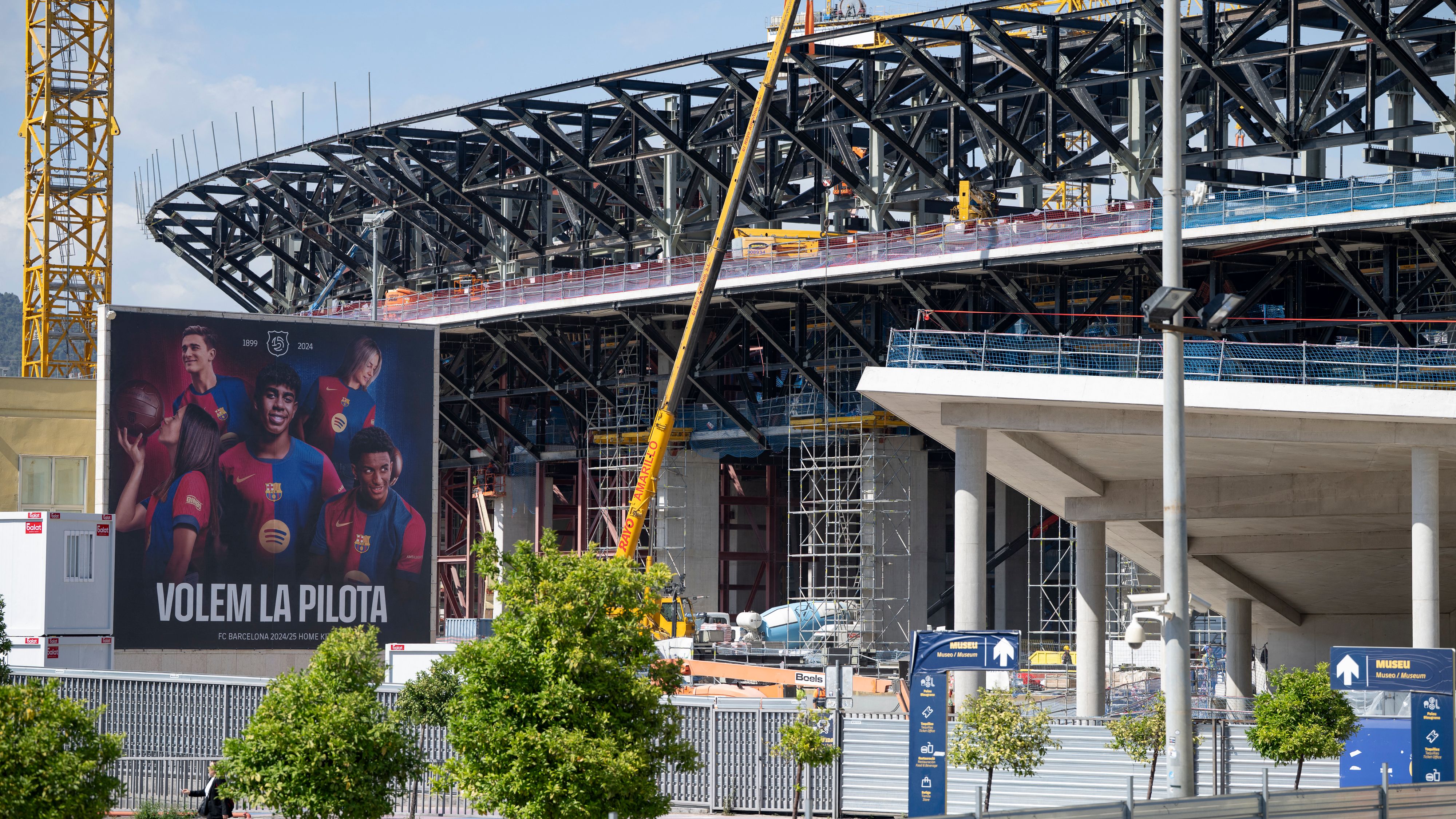 Disaster for Barcelona! Camp Nou reopening in serious jeopardy as La Liga champions await final word before match against Como