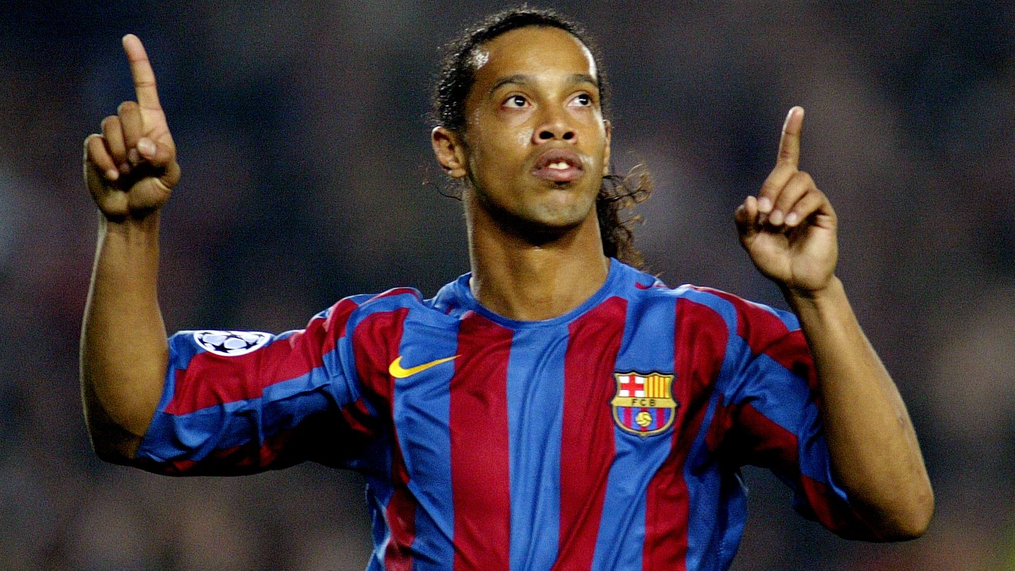 تصنيف: ليونيل ميسي ورونالدينيو وأعظم لاعبي برشلونة الذين ارتدوا الرقم 10 على مر العصور، بينما حصل الشاب المعجزة لامين يامال على رقم القميص الأيقوني