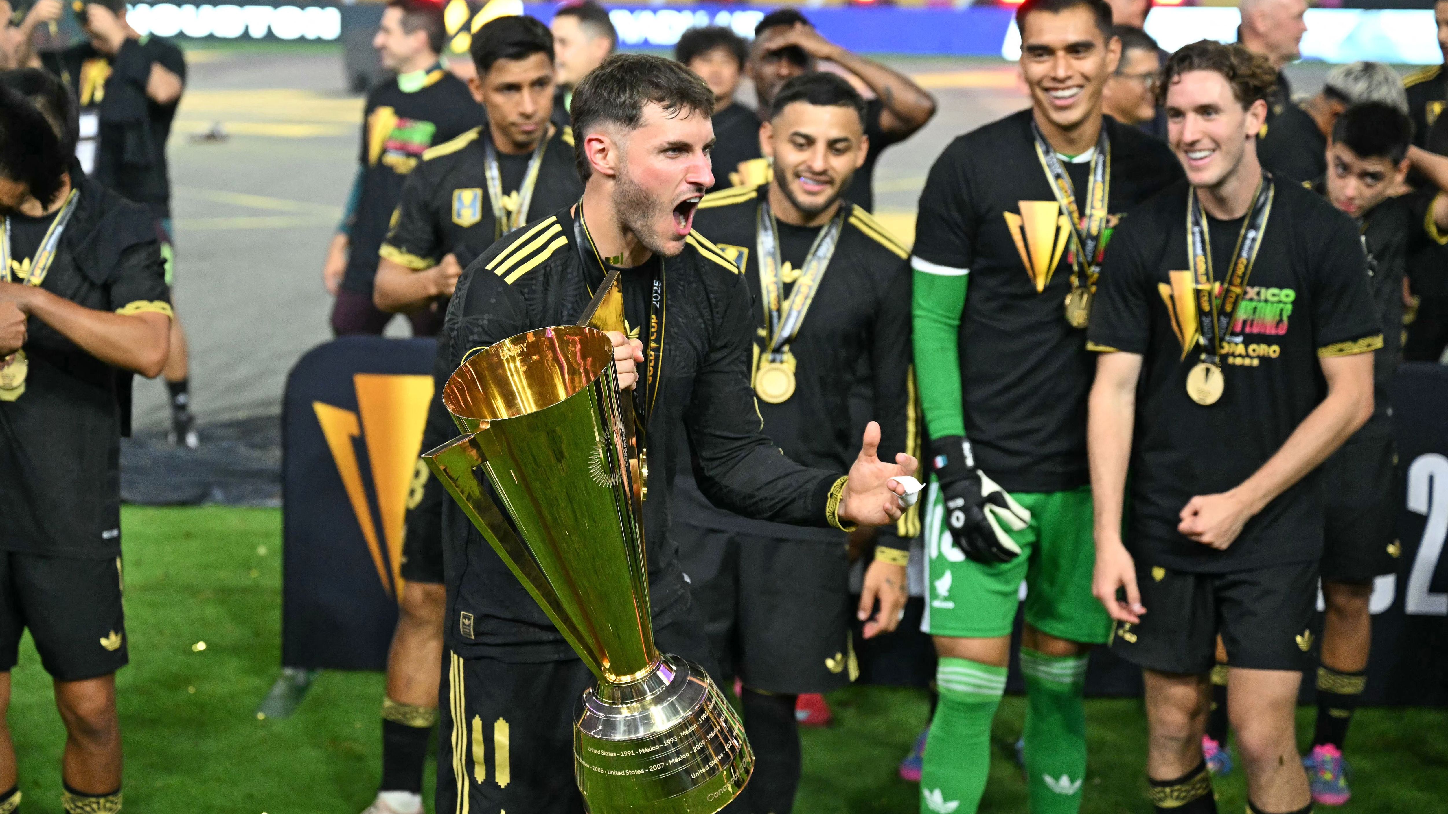 Santiago Giménez reveals his ideal starting XI for Mexico's 2026 World Cup opener - and boldly includes himself