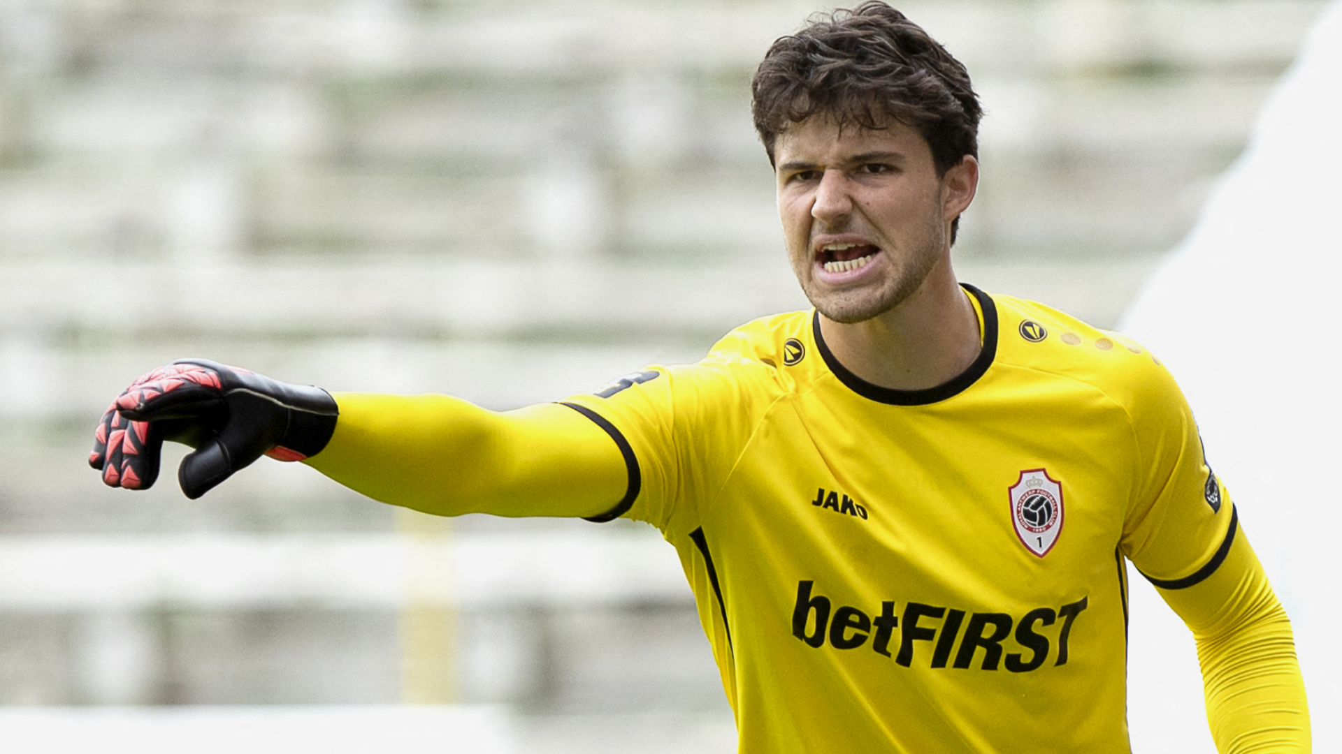 Man Utd urged not to give up on Emi Martinez transfer as 'horrific' Andre Onana is torn apart by ex-Red Devils star for 'unacceptable' displays