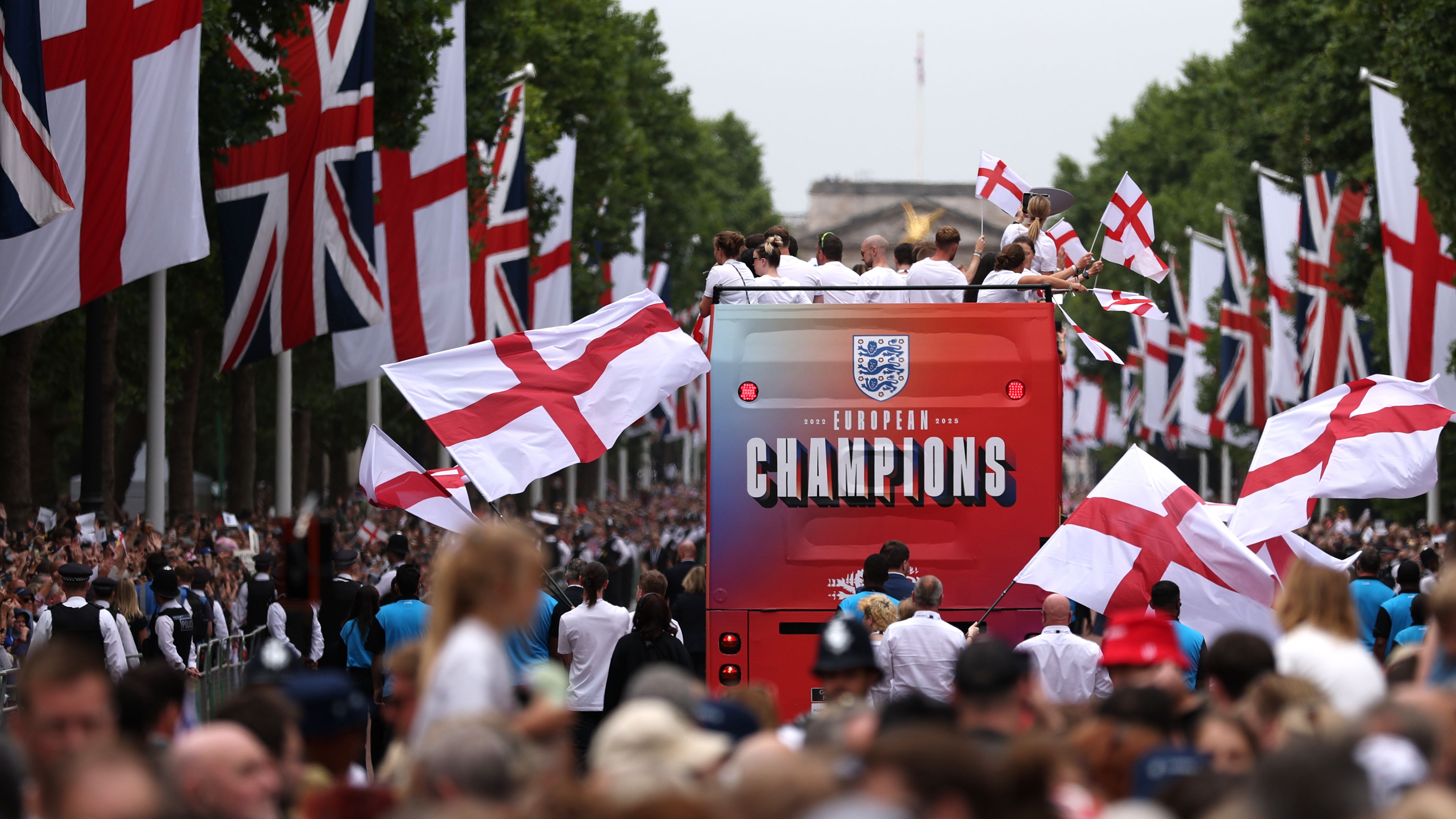 VIDEO: Lionesses honoured at EFL games across the country after Euro 2025 glory with Chloe Kelly & Hannah Hampton among England heroes celebrated