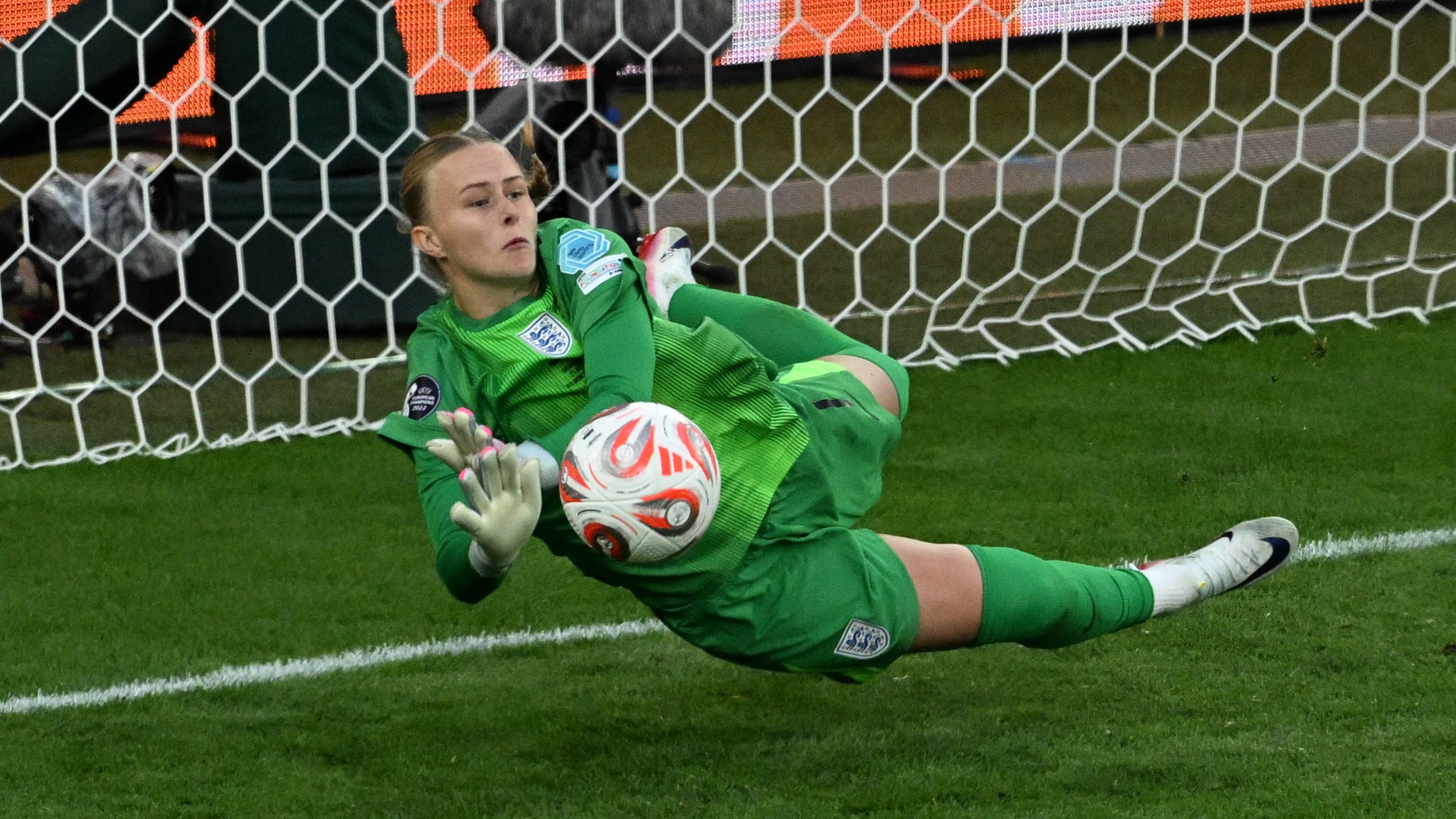 Yashin Trophy 2025: Emi Martinez aiming for hat-trick as Gianluigi Donnarumma, Alisson and Hannah Hampton join World Cup winner on nominee lists for Ballon d'Or's top goalkeeper prizes