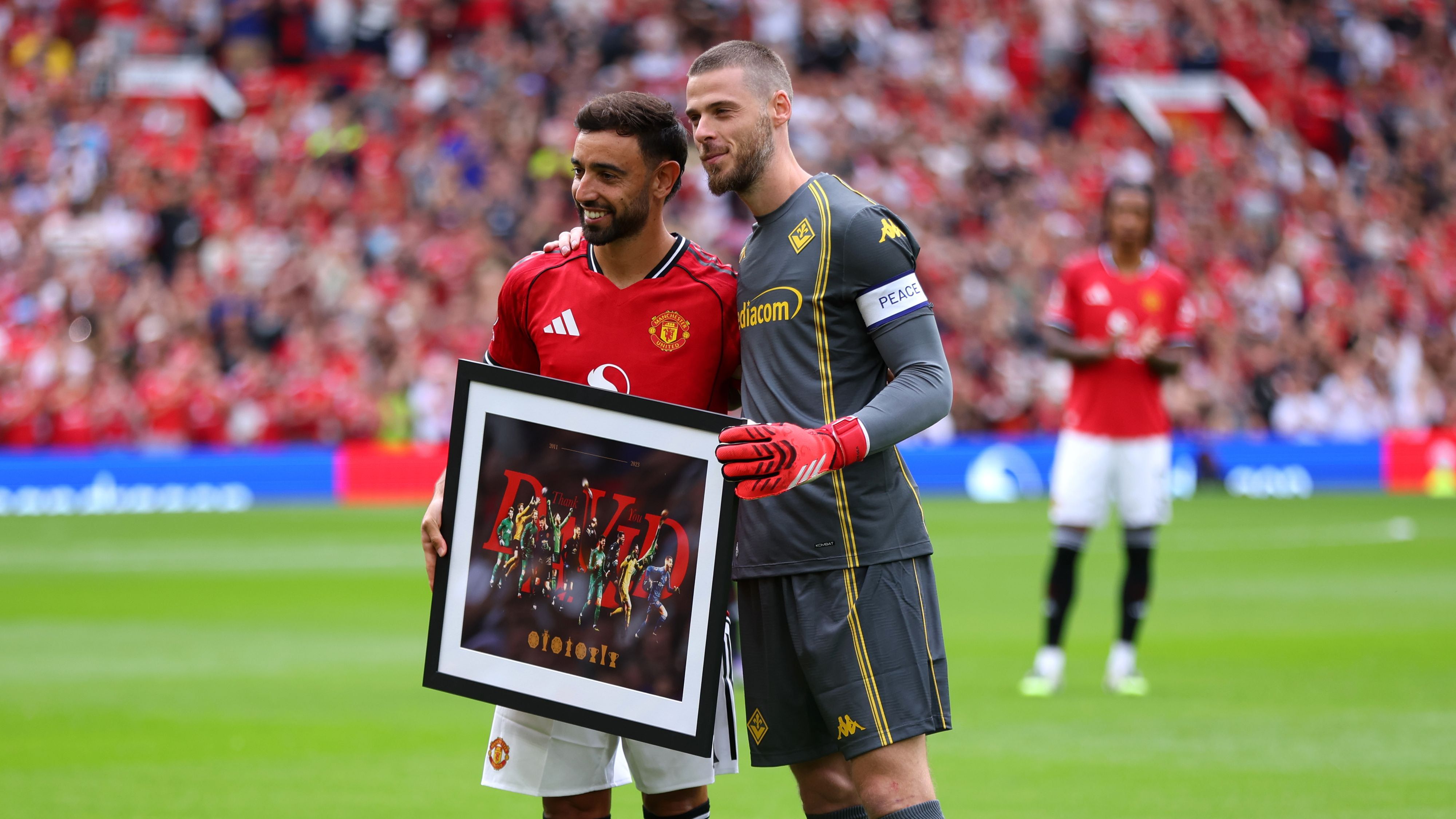 VIDEO: David de Gea receives standing ovation from Old Trafford crowd and gift from captain Bruno Fernandes on return to Man Utd