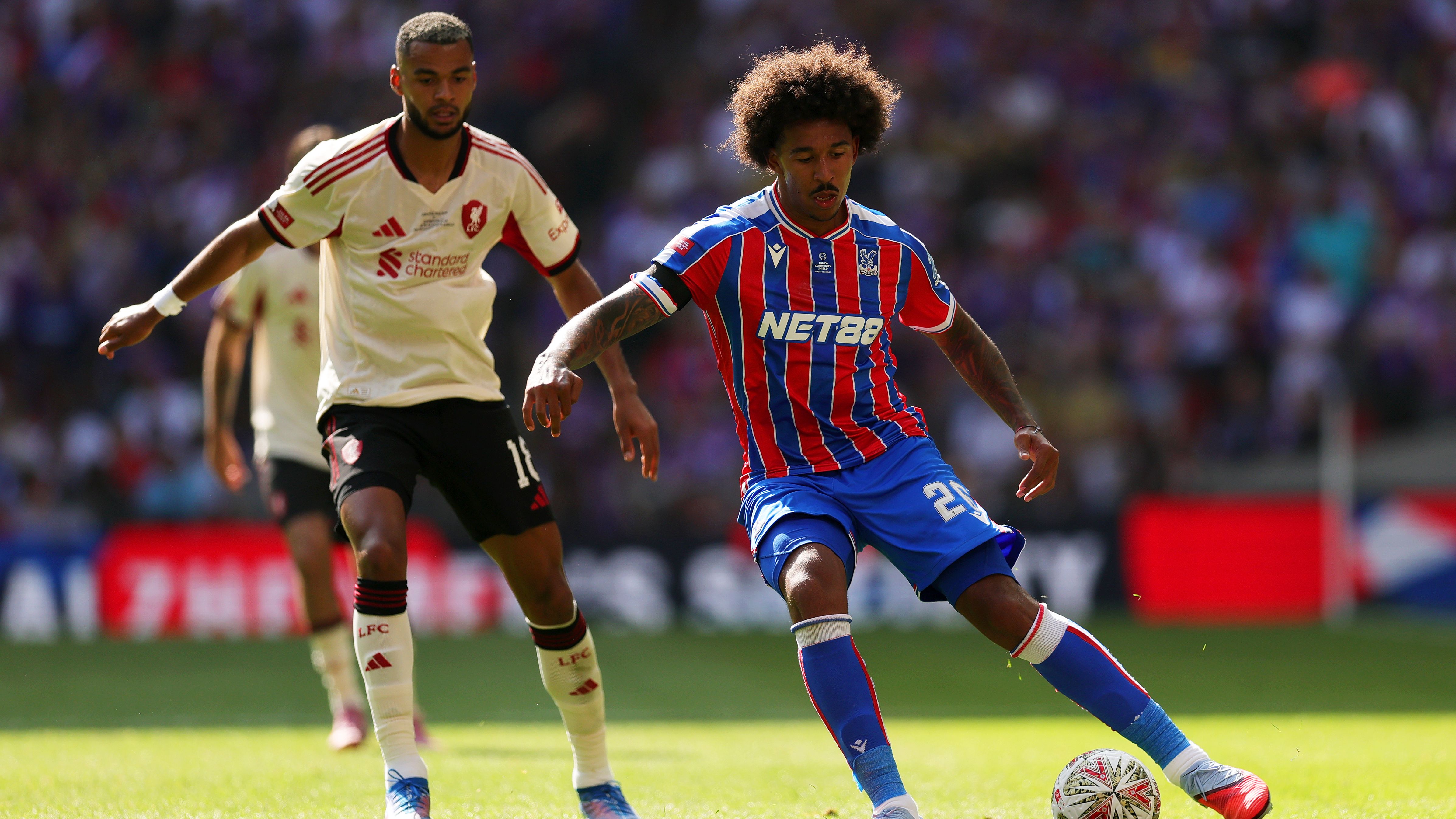 الأمريكيون في الخارج: نجم المنتخب الأمريكي وكريستال بالاس كريس ريتشاردز يحصل على كأس أخرى، بينما يقدم كل من سيرجينو ديست وجوش سارجنت تصريحات افتتاحية للموسم