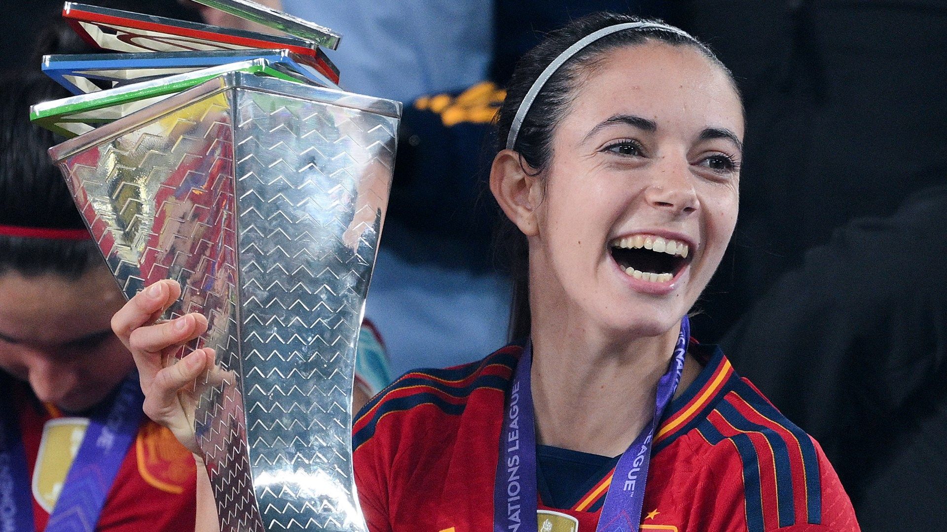 تم استبدال مونتسي تومي كرئيسة لمنتخب إسبانيا للسيدات بعد الهزيمة في نهائي يورو 2025 أمام منتخب الأسود حيث قرر الاتحاد عدم تجديد العقد