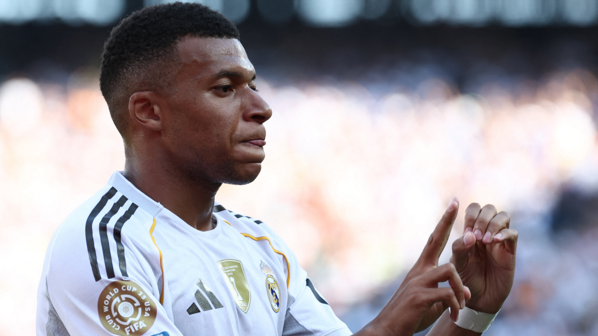 الدوري السعودي للمحترفين مستعد لدفع مبلغ قياسي قدره 350 مليون يورو لضم كيليان مبابي ومنحه عقدًا مشابهًا لكريستيانو رونالدو، لكن انتقاله إلى ريال مدريد لن يحدث.