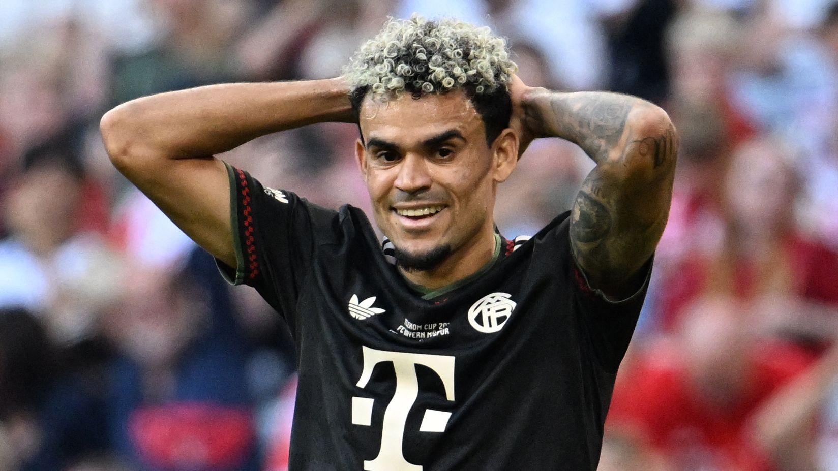 ليفربول يسخر من بايرن ميونيخ بسبب صفقة انتقال لويس دياز مقابل 75 مليون يورو، بينما انتقد ديدي هامان فينسنت كومباني بسبب اختياراته للفريق.