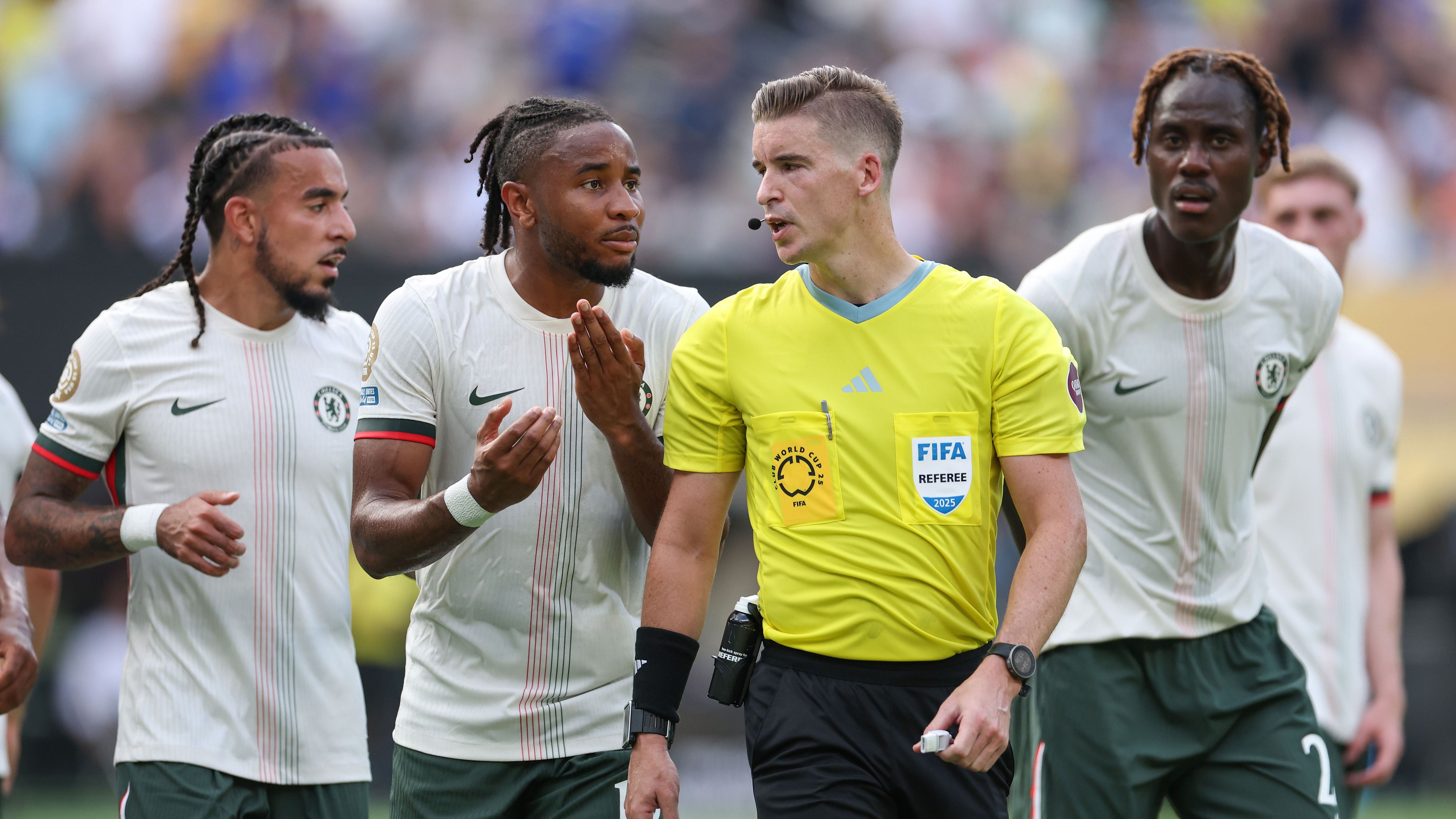 الدوري الإنجليزي الممتاز يبدأ في استخدام كاميرات الحكام في الجولة الافتتاحية تجريبيًا بعد نجاح كأس العالم للأندية