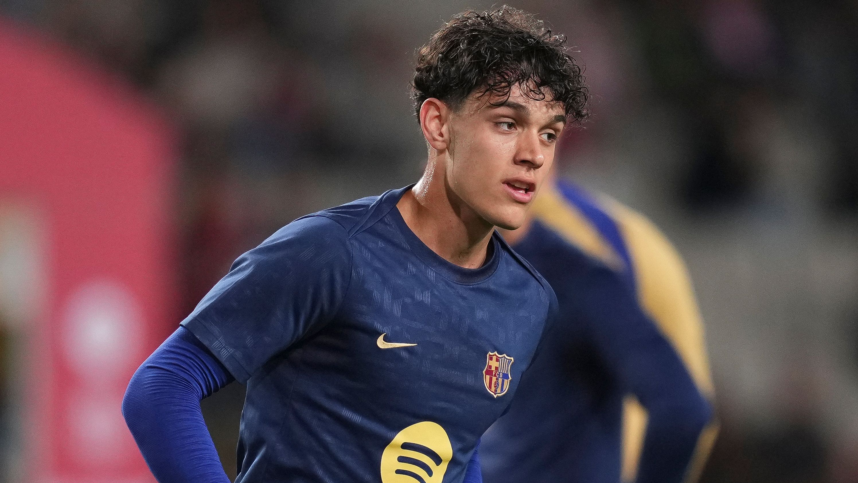 أستون فيلا يطلب من برشلونة التعاقد مع ظهير أيمن شاب لكن أبطال الدوري الإسباني مترددون في السماح له بالرحيل