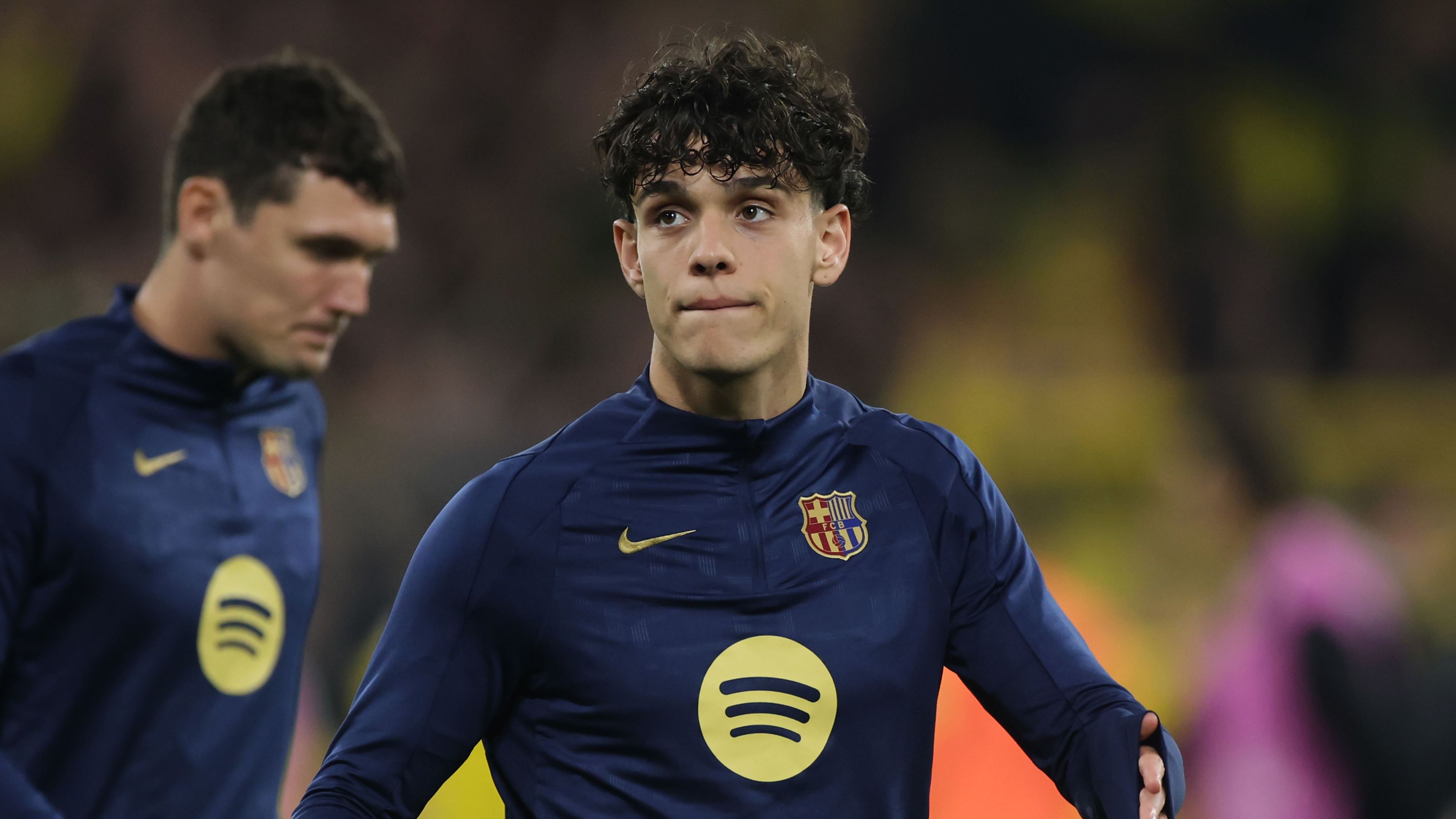 أستون فيلا يطلب من برشلونة التعاقد مع ظهير أيمن شاب لكن أبطال الدوري الإسباني مترددون في السماح له بالرحيل