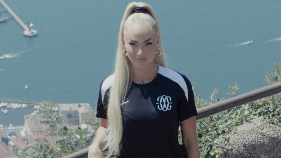 أليشا ليمان تساعد كومو على الحصول على المركز الثالث في كأس السيدات حيث تم تقديم صورة خاصة للنجمة السويسرية بعد الفوز على أتلتيكو مدريد