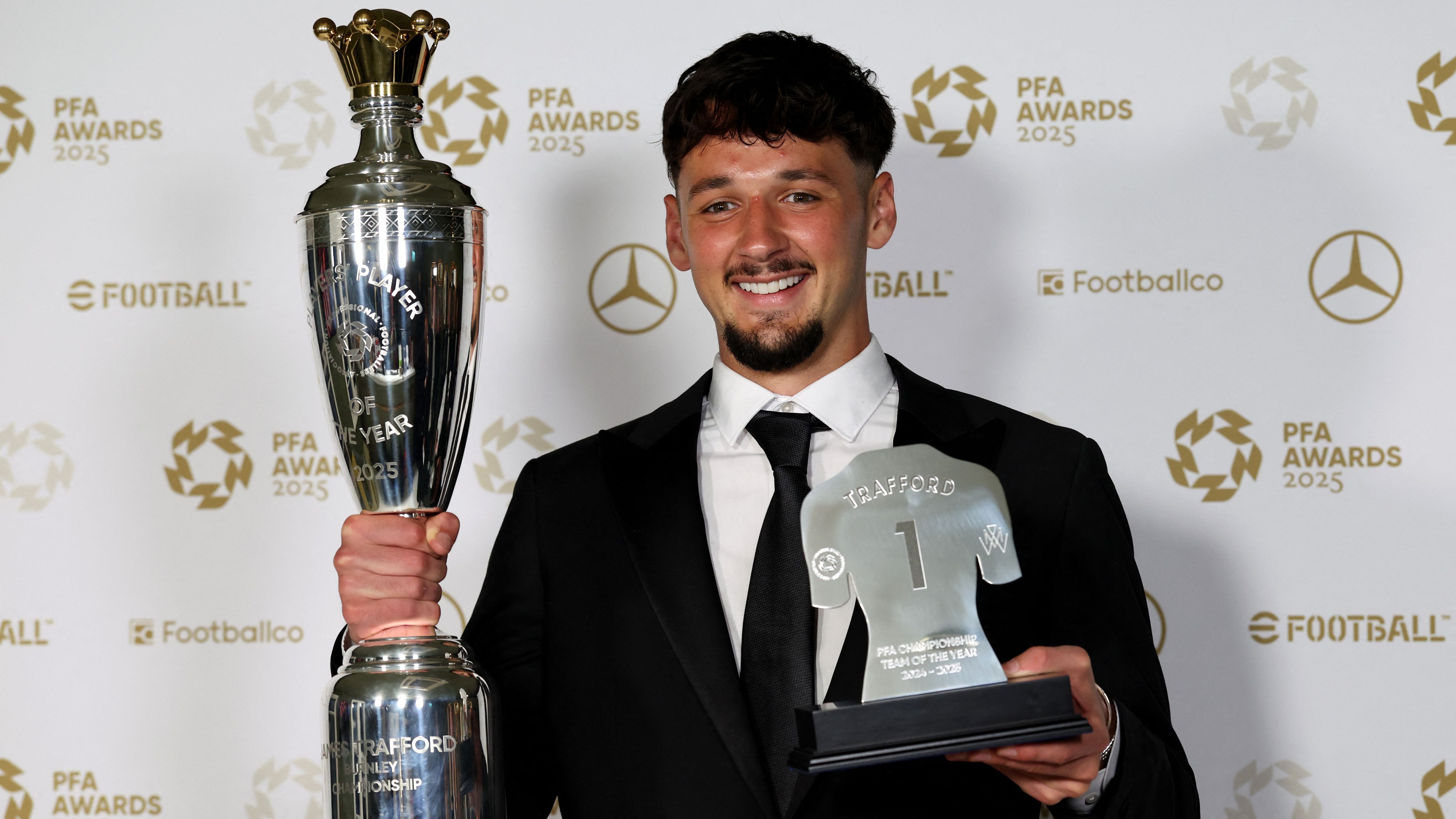 تم اختيار جيمس ترافورد، لاعب مانشستر سيتي الجديد، كأفضل لاعب في الدوري الإنجليزي الممتاز هذا العام من قبل رابطة اللاعبين المحترفين، في حين سيطر نجوم بيرنلي وليدز على فريق العام بعد موسمين حافلين بالنقاط.