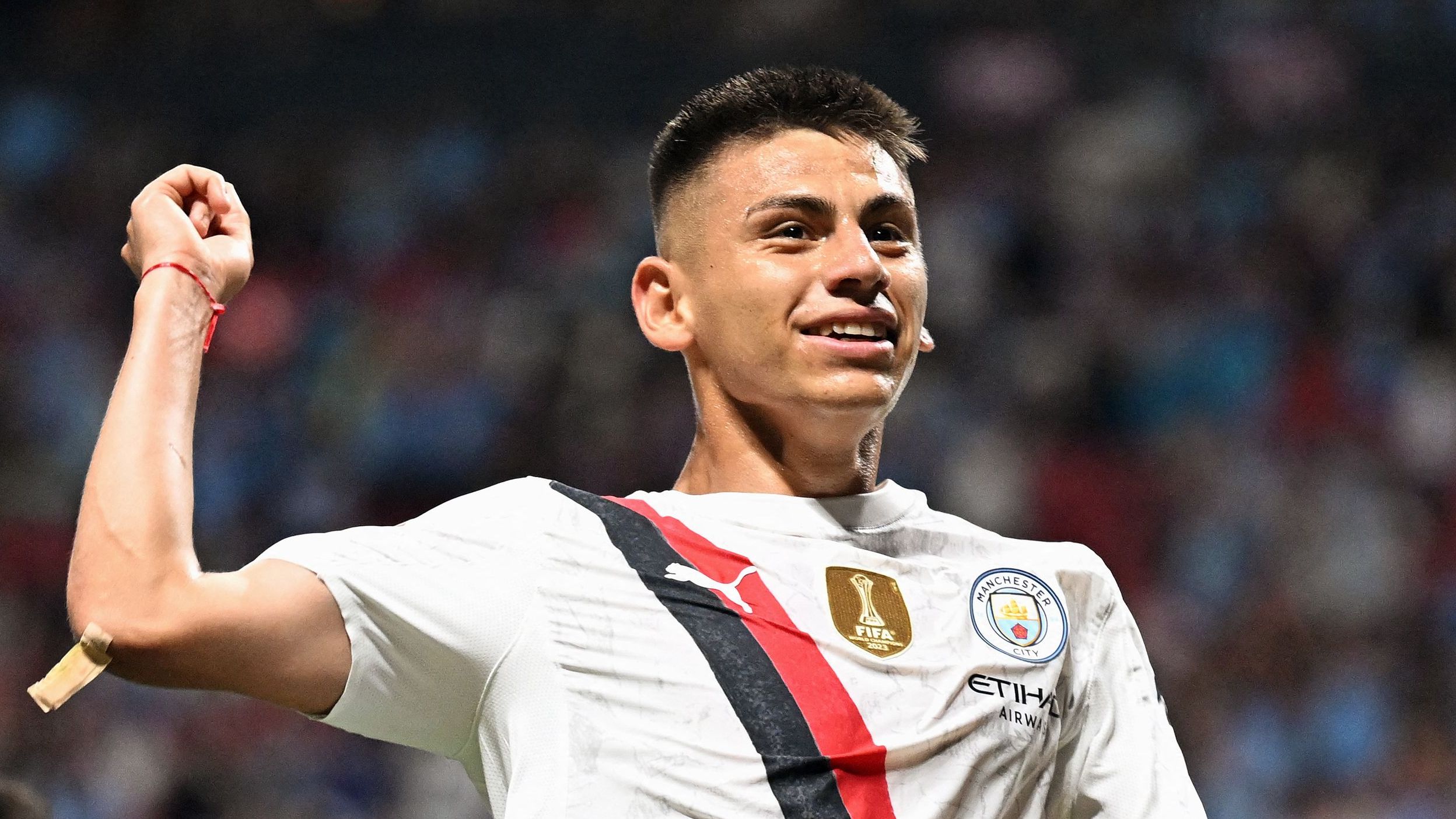 باير ليفركوزن يتعاقد مع كلاوديو إيشيفيري! توصل فريق إريك تين هاج إلى اتفاق كامل مع مانشستر سيتي بشأن انتقال صانع الألعاب الأرجنتيني، في حين خسر بوروسيا دورتموند الصفقة.