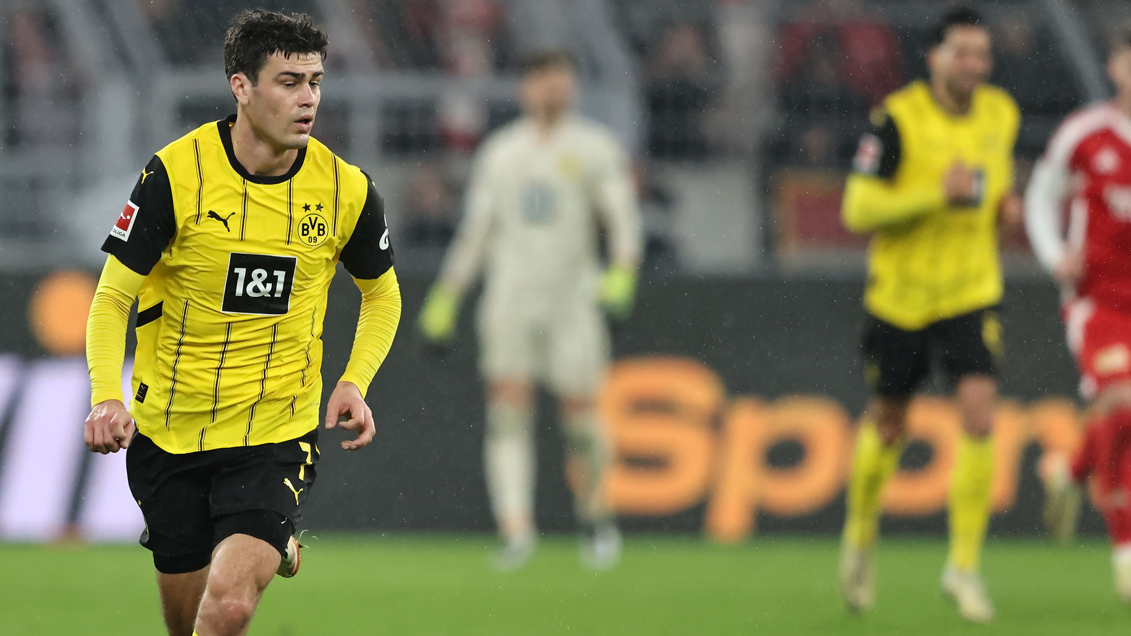 أفادت تقارير أن لاعب خط وسط منتخب الولايات المتحدة الأمريكية جيو رينا يجري محادثات مع بوروسيا مونشنجلادباخ في ظل اقتراب رحيله عن دورتموند