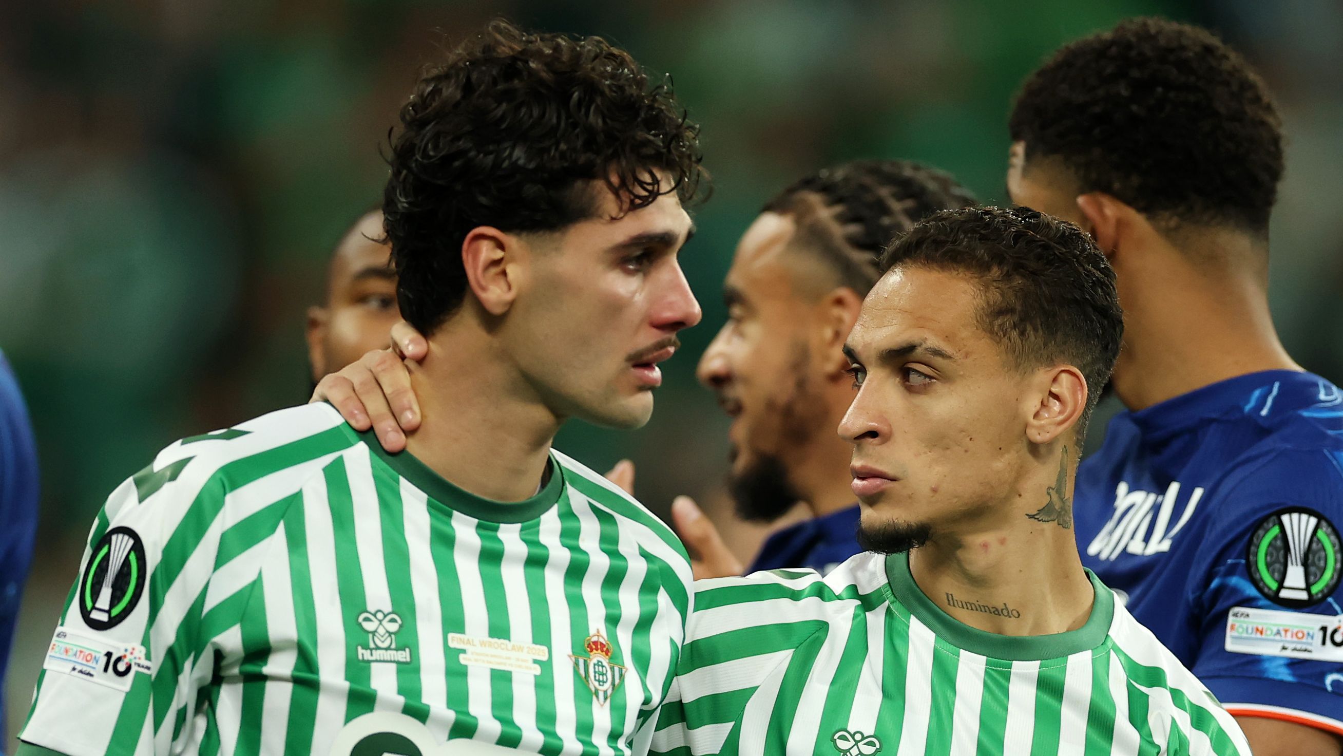 جوزيه مورينيو يُريد أنتوني! مانشستر يونايتد يتلقى عرضًا بقيمة 45 مليون يورو من فنربخشة، لكن الجناح مُتردد في الانضمام إلى الدوري الممتاز وسط رغبته في العودة إلى ريال بيتيس.