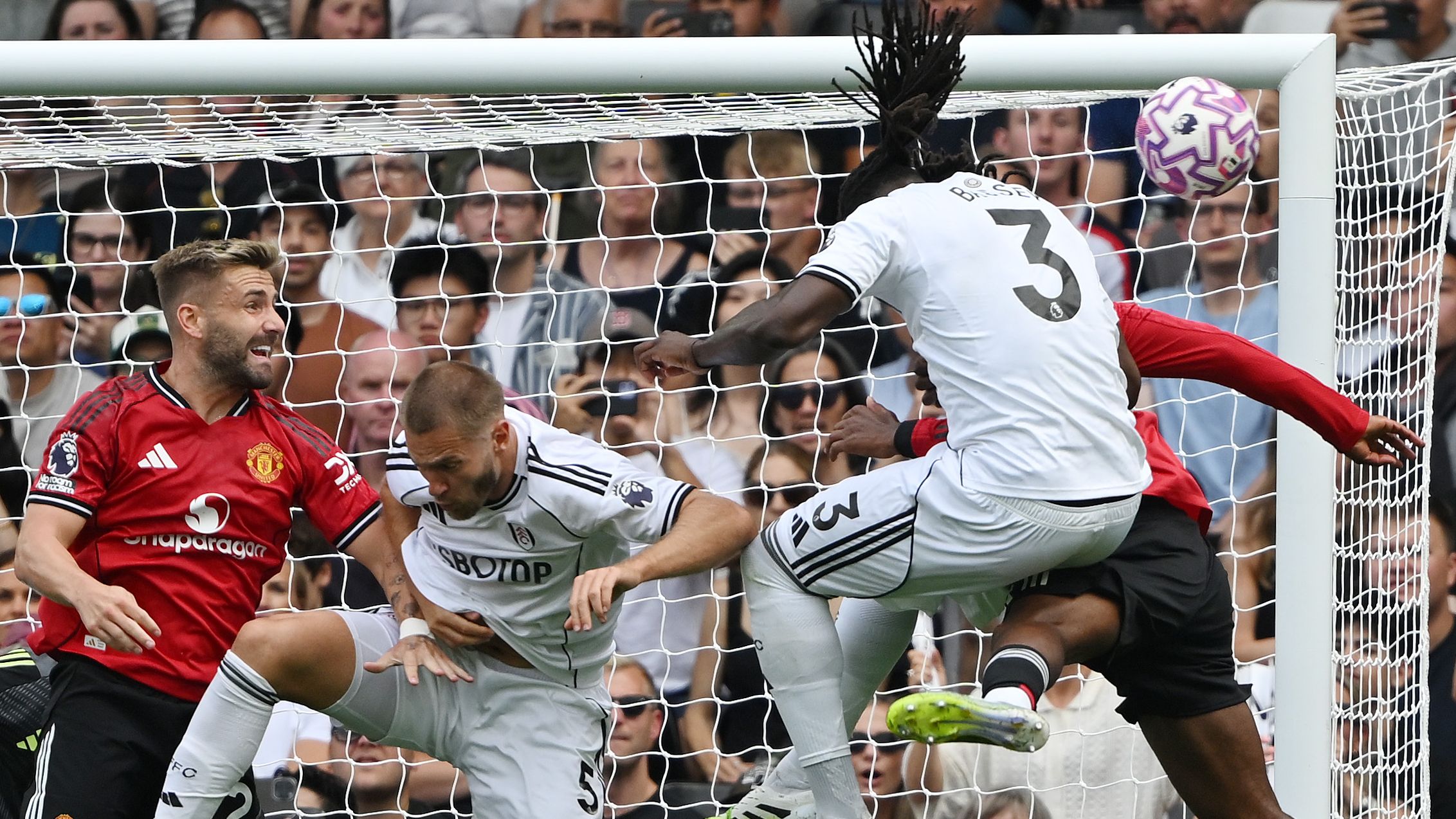 'What do you want me to do?!' - Calvin Bassey claims Man Utd's goal against Fulham should have been disallowed