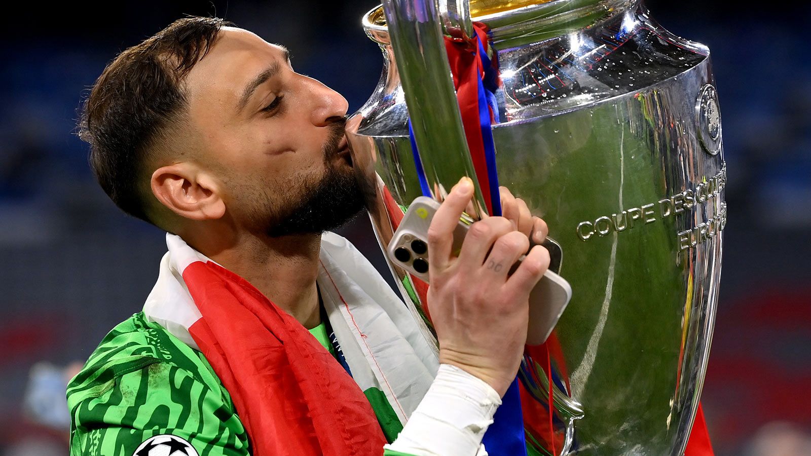 Emi Martinez transfer ‘disappointment' for Man Utd legend as Red Devils miss out on World Cup-winning goalkeeper amid Andre Onana future questions