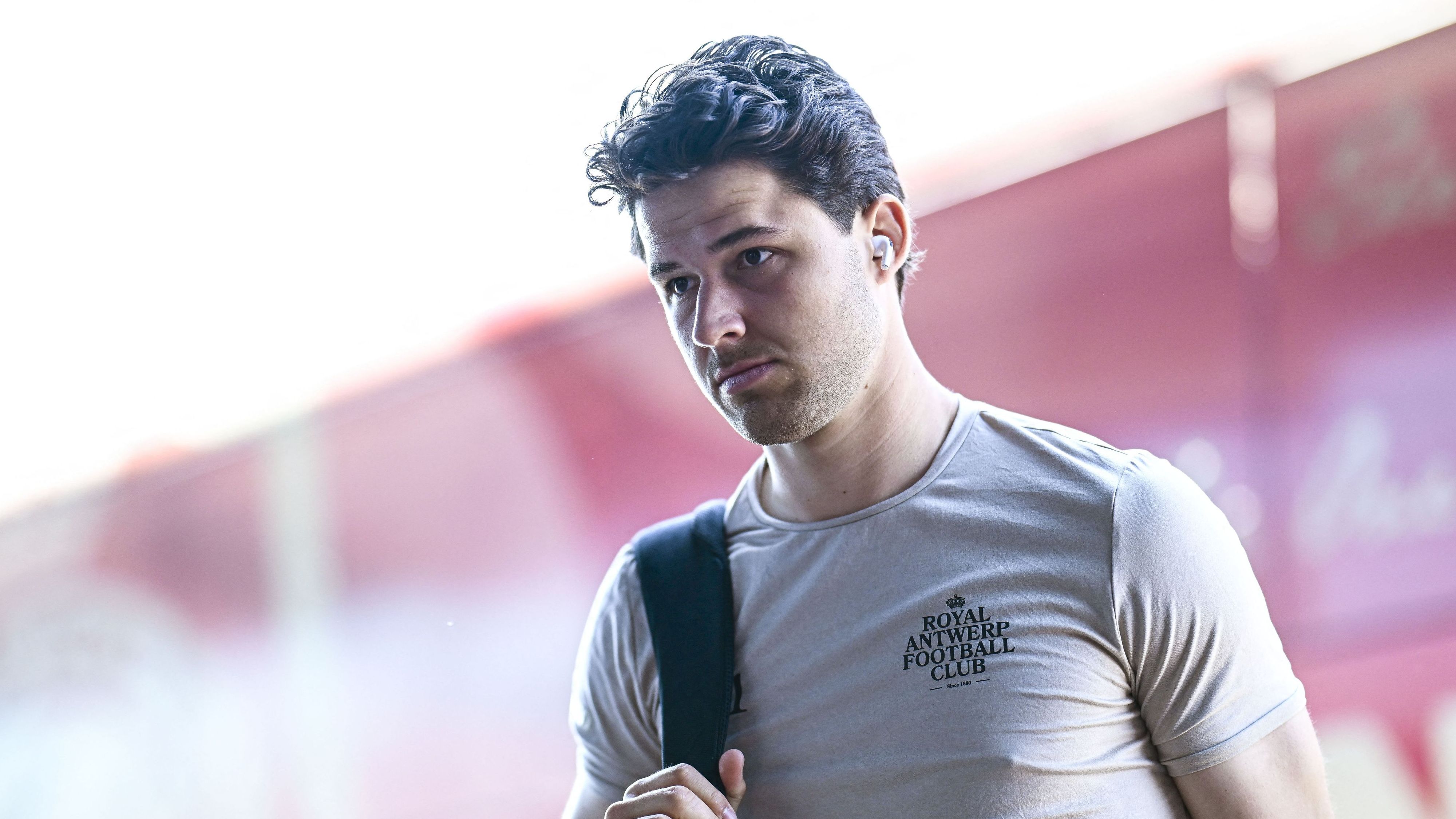Man Utd complete the signing of goalkeeper Senne Lammens from Royal Antwerp