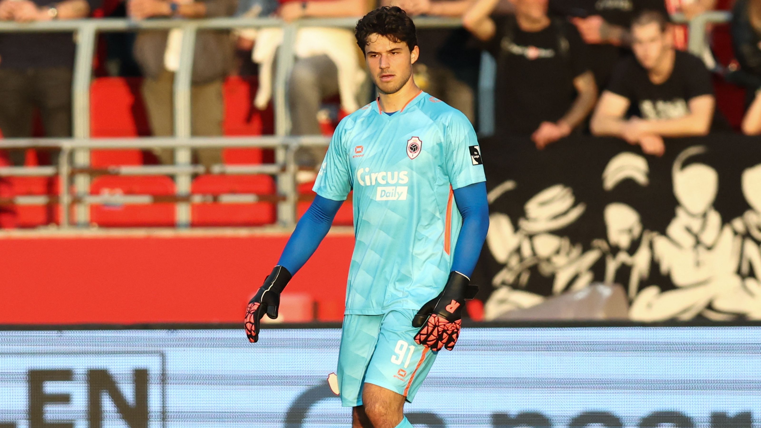 Senne Lammens' awkward farewell! Royal Antwerp left disappointed that goalkeeper travelled for Man Utd move without permission