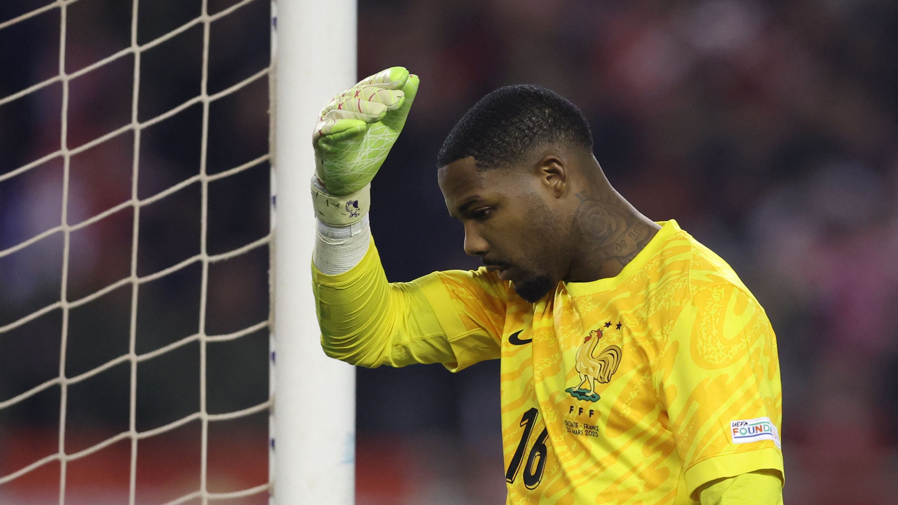 Mike Maignan edging towards free transfer as AC Milan contract talks fall apart after failed Chelsea transfer