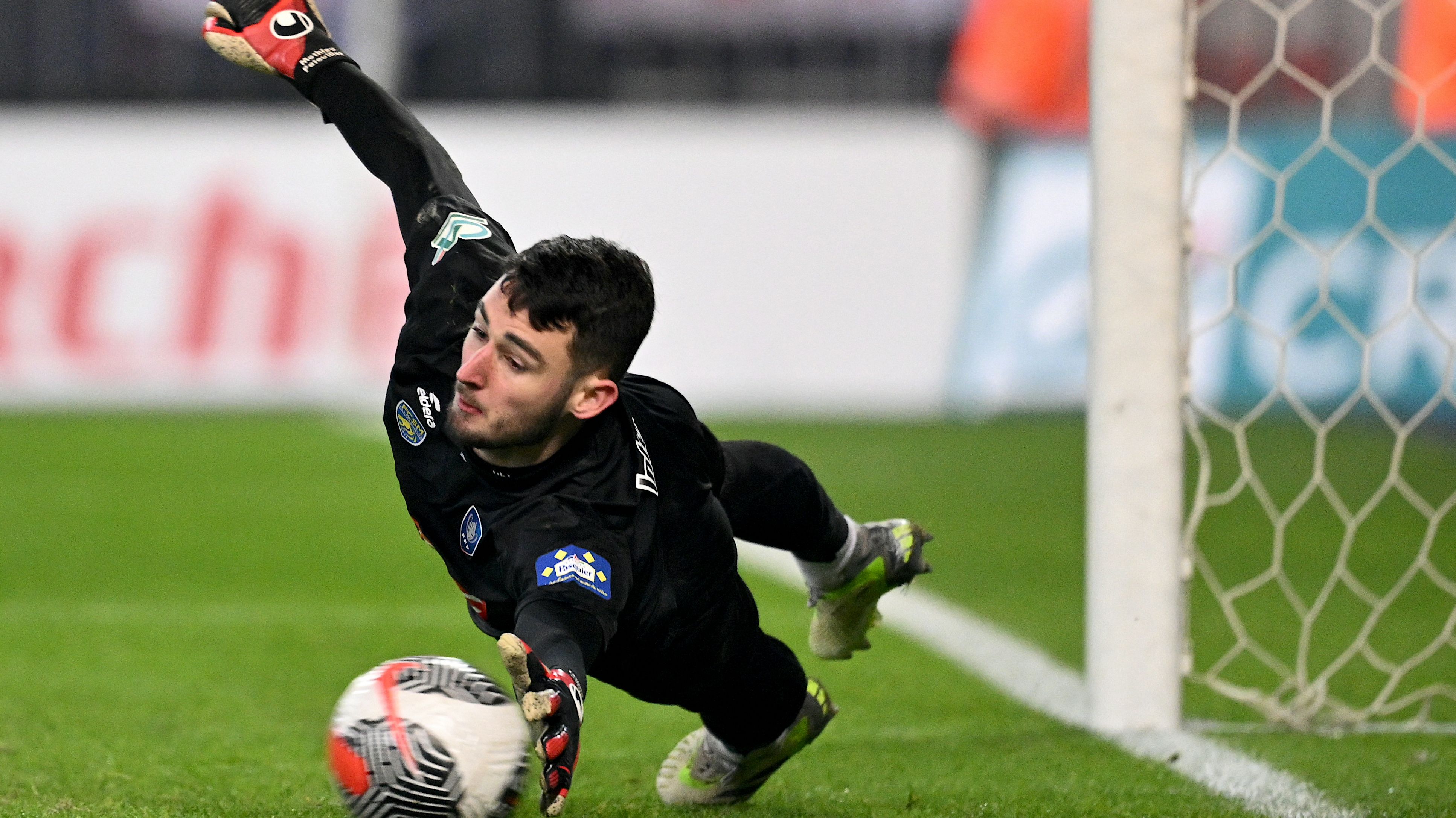 Lyon lose young goalkeeper to Al-Hilal in €350k deal after he rejected French side's contract offer
