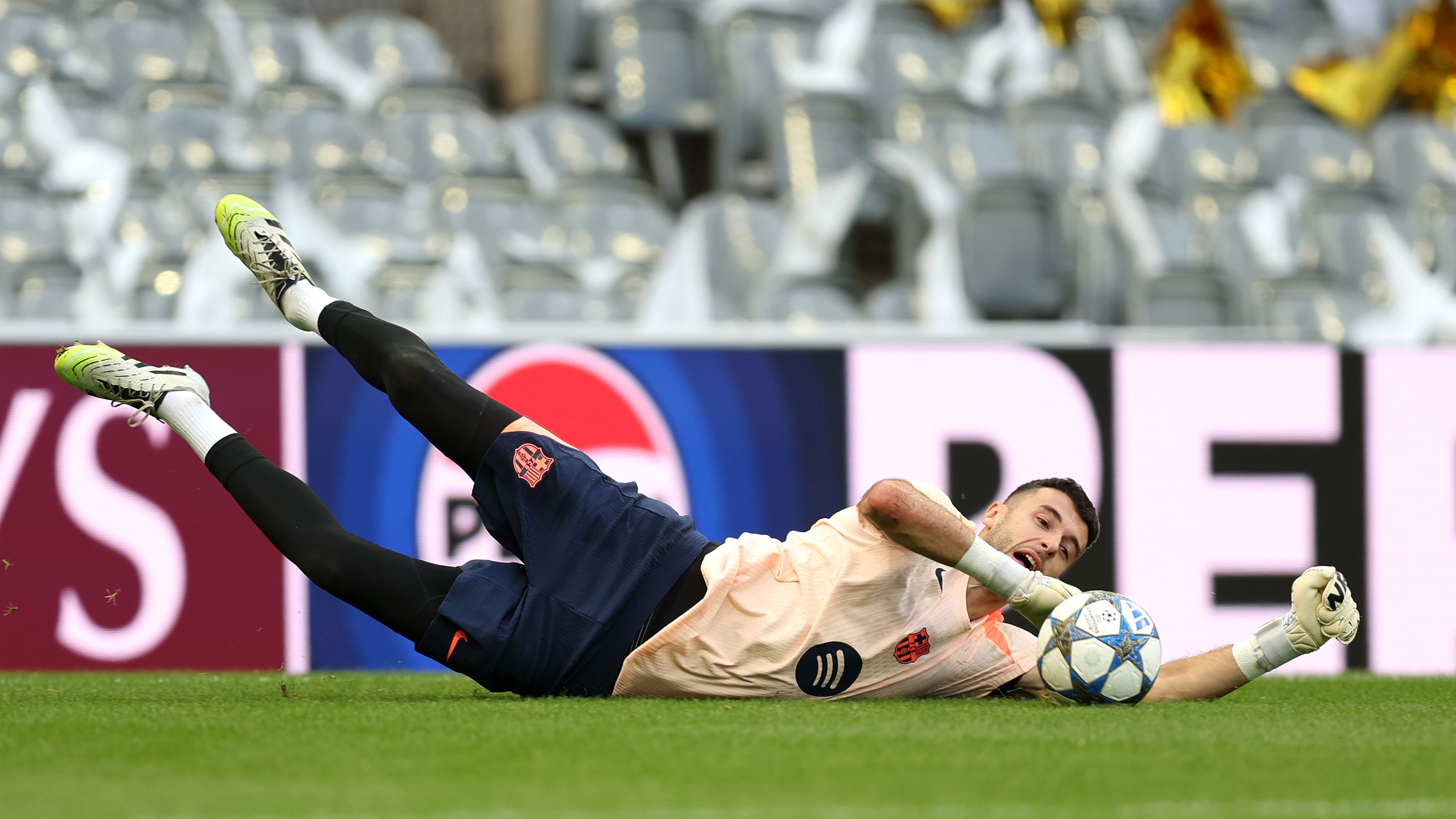'He has incredible potential' - Wojciech Szczesny 'proud' to help Joan Garcia in supporting role and says Barcelona goalkeeper already 'among the best in Europe'